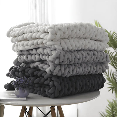 ALURA™  -  KNITTED COMFORT BLANKET